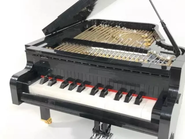 نواختن با پیانوی اسباب بازی که از قطعات لگو ساخته شده